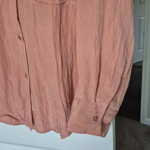 Beautiful peach XL blouse with a very light shimmer of the fabric. XL - Picture 4 of 4